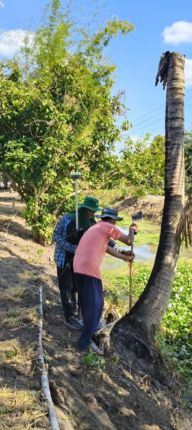 title - กลุ่มงานช่างและแผนที่ โดยนายจักรพงศ์ วรเสฏฐ์ฐากูร นายช่างสำรวจอาวุโส และนายศักดิ์สิทธิ์ พลายระหาร ผู้ช่วยช่างสำรวจ ดำเนินการรังวัดถนนในซอยปฏิรูป 11 กลุ่มที่ 152 ตามคำขออนุญาตใช้ที่ดินเพื่อกิจการสาธารณูปโภคในเขตปฏิรูปที่ดิน ขององค์การบริหารส่วนตำบลบึงชำอ้อ  อำเภอหนองเสือ จังหวัดปทุมธานี